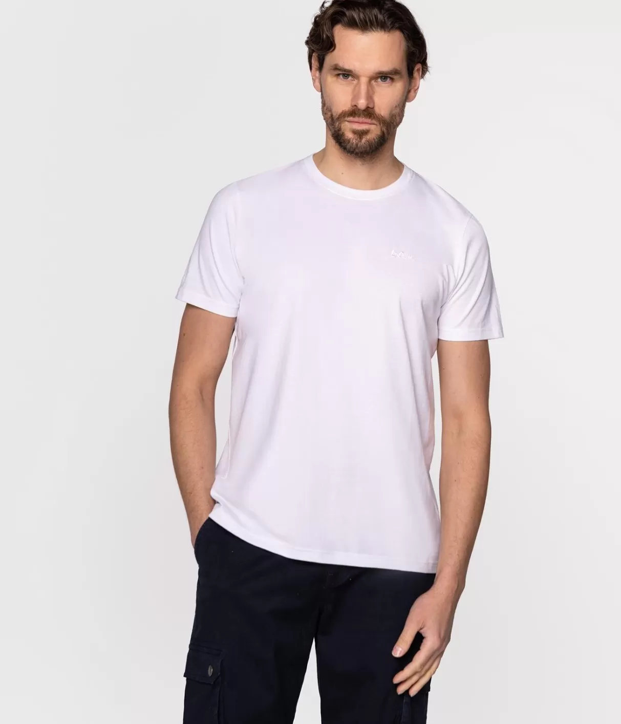 T-shirt z małym haftowanym logo OBUTCH 0875 WHITE-Lee Cooper Cheap